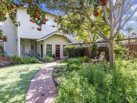 Sân vườn đẹp của ngôi nhà biệt lập Willow Glen, với cây cối xum xuê, gara để xe riêng và khu vườn sau yên tĩnh