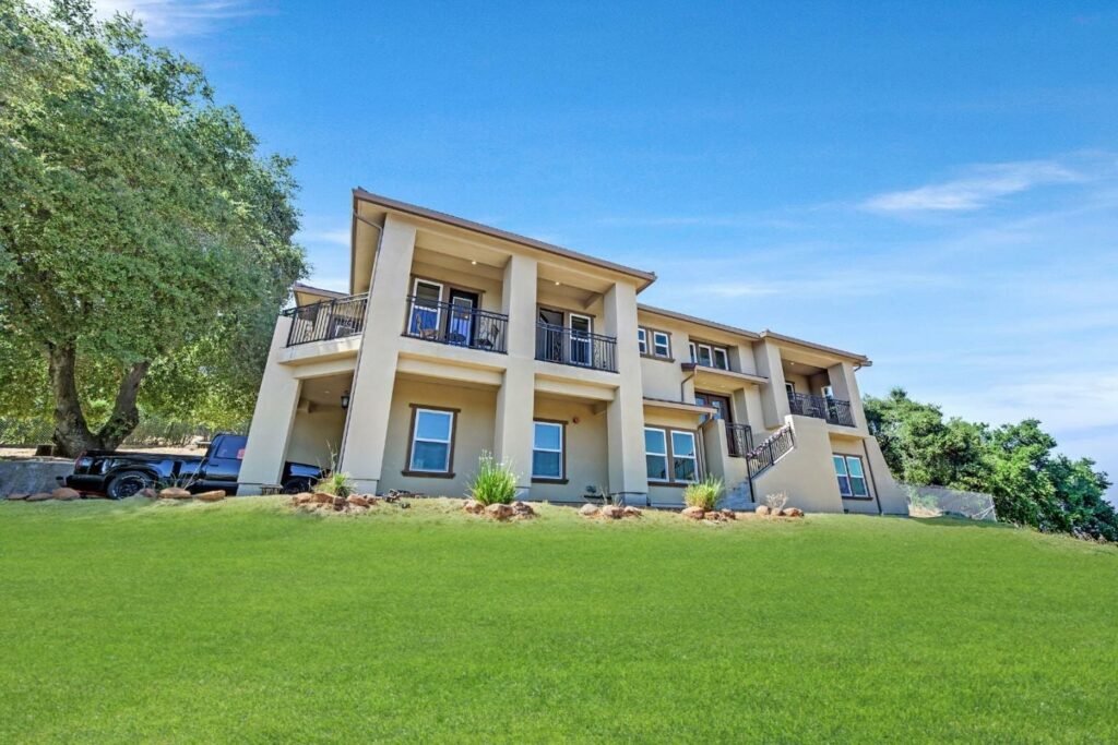 Biệt thự Gilroy đẳng cấp, 4PN, view đồi thơ mộng | Wild Iris Dr, CA 95020 Biệt thự Gilroy 4PN, View Đồi thơ mộng - Không Gian Sống Lý Tưởng tại California