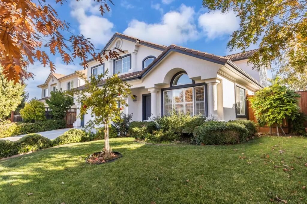 Nhà cao cấp West Gilroy 4PN, hồ bơi, gần công viên | Saddler Dr Gilroy, CA 95020 Khám phá vẻ đẹp của ngôi nhà biệt lập West Gilroy với thiết kế hiện đại, nội thất sang trọng