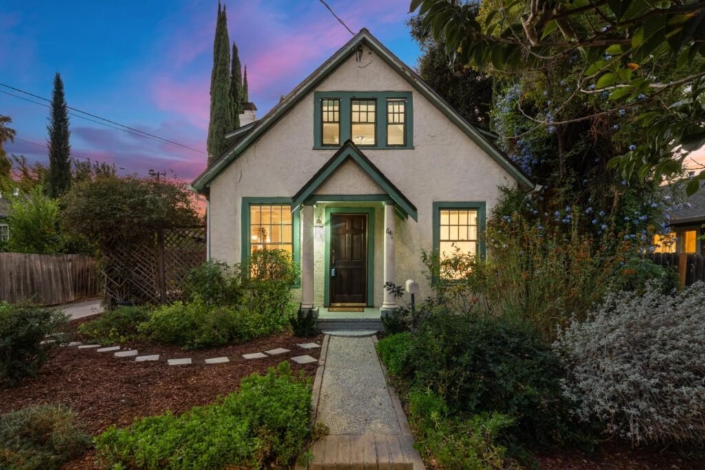 Nhà Tudor Quyến Rũ Willow Glen,3PN, đắc địa,Sân Rộng | 841 Willis Ave, CA 95125 Single-family home Tudor Quyến Rũ Willow Glen,3PN, đắc địa,Sân Rộng | 841 Willis Ave, San Jose, CA 95125