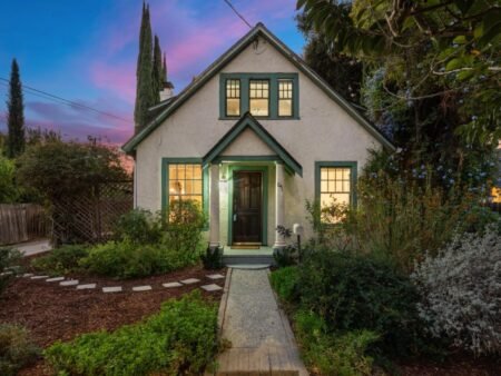 Single-family home Tudor Quyến Rũ Willow Glen,3PN, đắc địa,Sân Rộng | 841 Willis Ave, San Jose, CA 95125