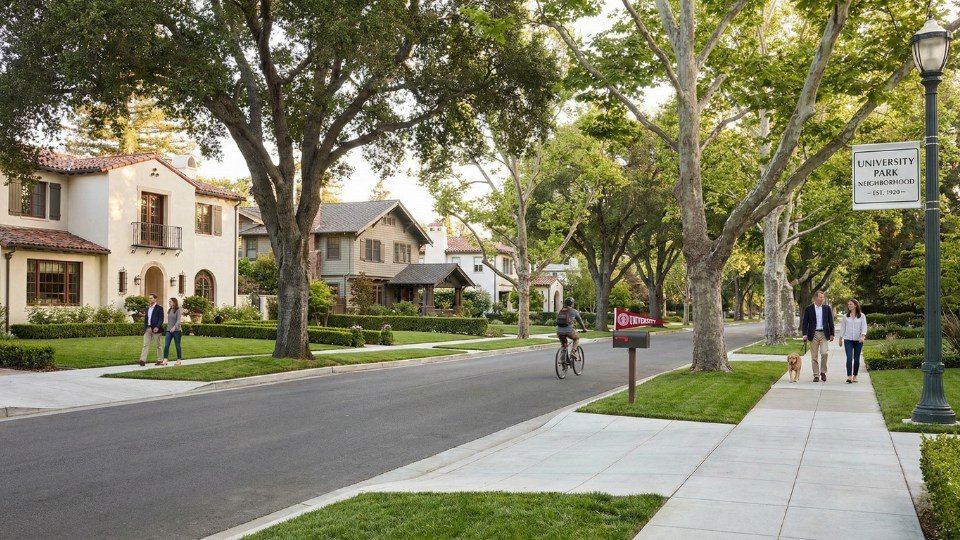 Top 10 Thành Phố Đáng Sống Nhất Bay Area Cho Gia Đình Việt: Bảng Xếp Hạng & Tiềm Năng 2025-2026 Khu dân cư cao cấp tại Palo Alto với đường cây xanh và nhà đẹp thể hiện chất lượng sống cao của trung tâm công nghệ