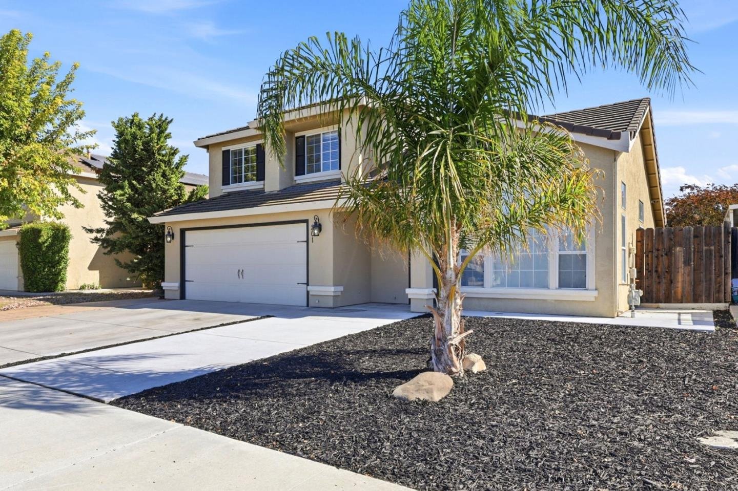 Nhà biệt lập 4PN Hollister, gần công viên, tiện mua sắm | 201 Le Chateau Drive, CA 95023 201 Le Chateau Drive, Hollister, CA 95023 - ảnh số 2 trong album nguồn