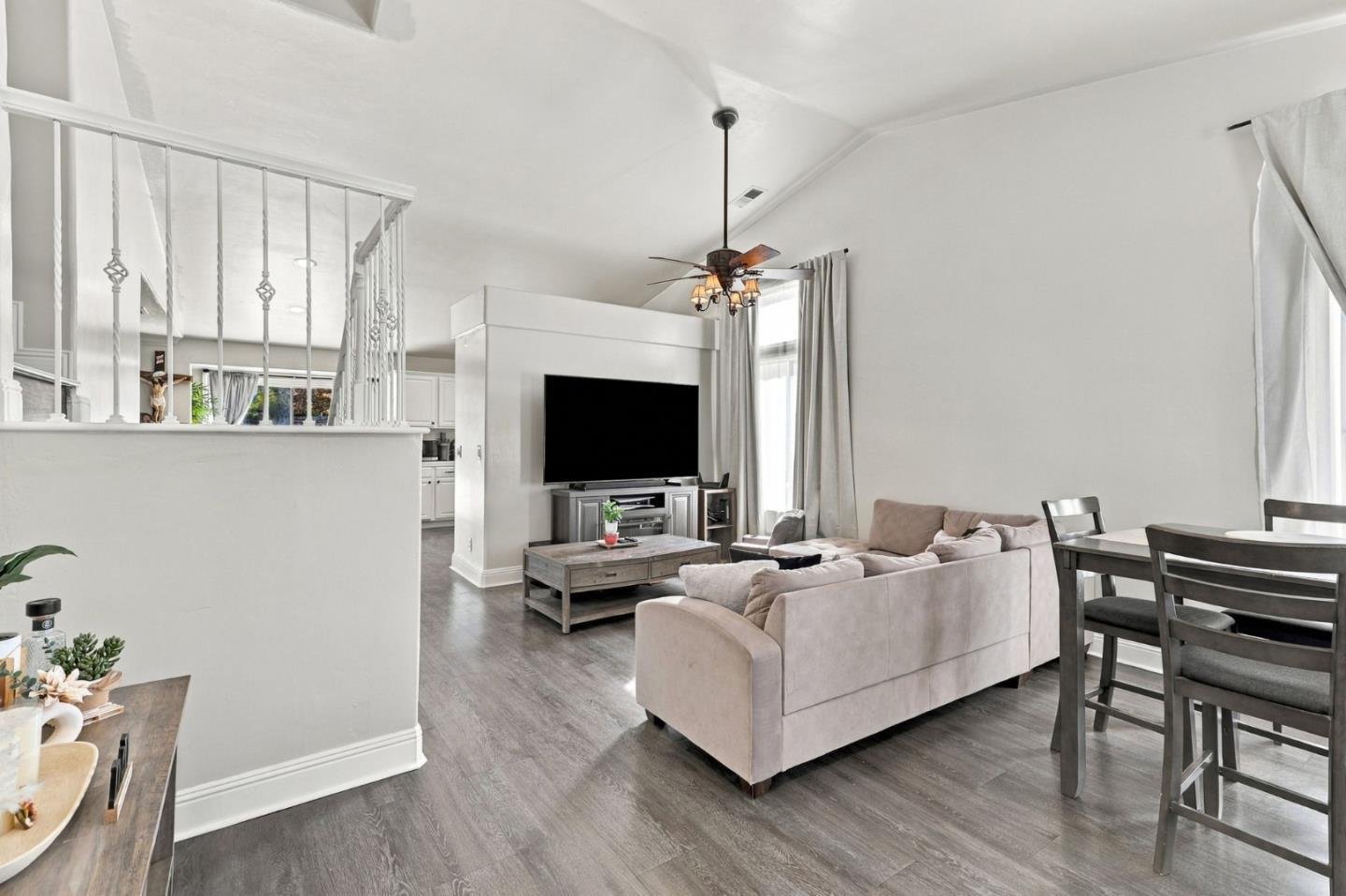 Nhà biệt lập 4PN Hollister, gần công viên, tiện mua sắm | 201 Le Chateau Drive, CA 95023 201 Le Chateau Drive, Hollister, CA 95023 - ảnh số 3 trong album nguồn