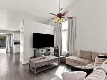 Nhà biệt lập 4PN Hollister, gần công viên, tiện mua sắm | 201 Le Chateau Drive, CA 95023 201 Le Chateau Drive, Hollister, CA 95023 - ảnh số 4 trong album nguồn