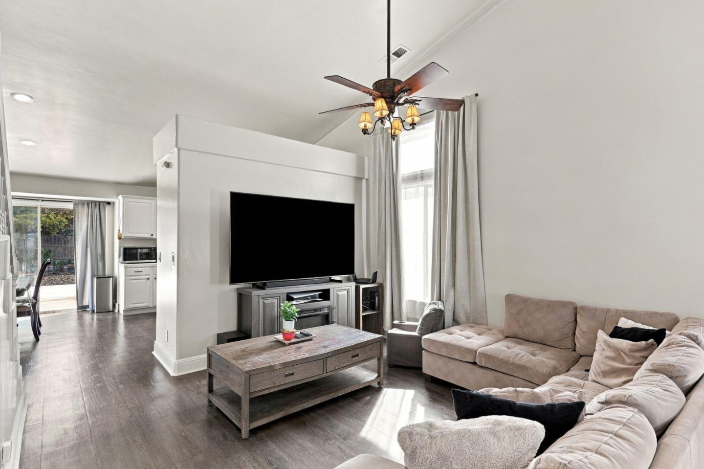 Nhà biệt lập 4PN Hollister, gần công viên, tiện mua sắm | 201 Le Chateau Drive, CA 95023 201 Le Chateau Drive, Hollister, CA 95023 - ảnh số 4 trong album nguồn