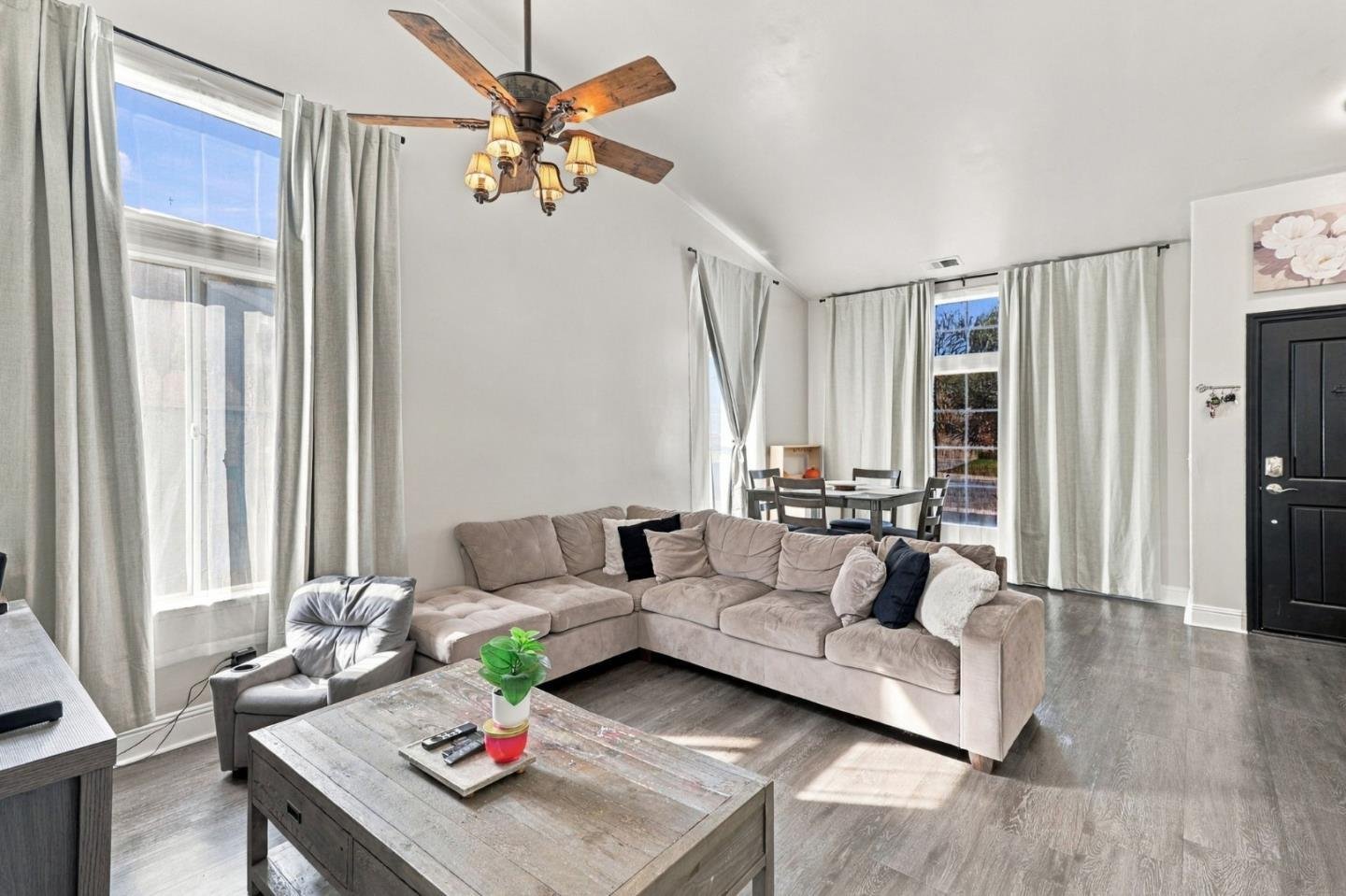 Nhà biệt lập 4PN Hollister, gần công viên, tiện mua sắm | 201 Le Chateau Drive, CA 95023 201 Le Chateau Drive, Hollister, CA 95023 - ảnh số 5 trong album nguồn