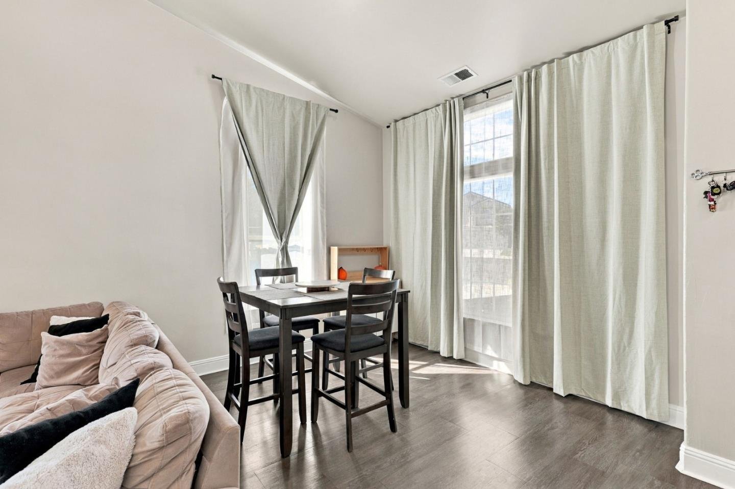 Nhà biệt lập 4PN Hollister, gần công viên, tiện mua sắm | 201 Le Chateau Drive, CA 95023 201 Le Chateau Drive, Hollister, CA 95023 - ảnh số 6 trong album nguồn