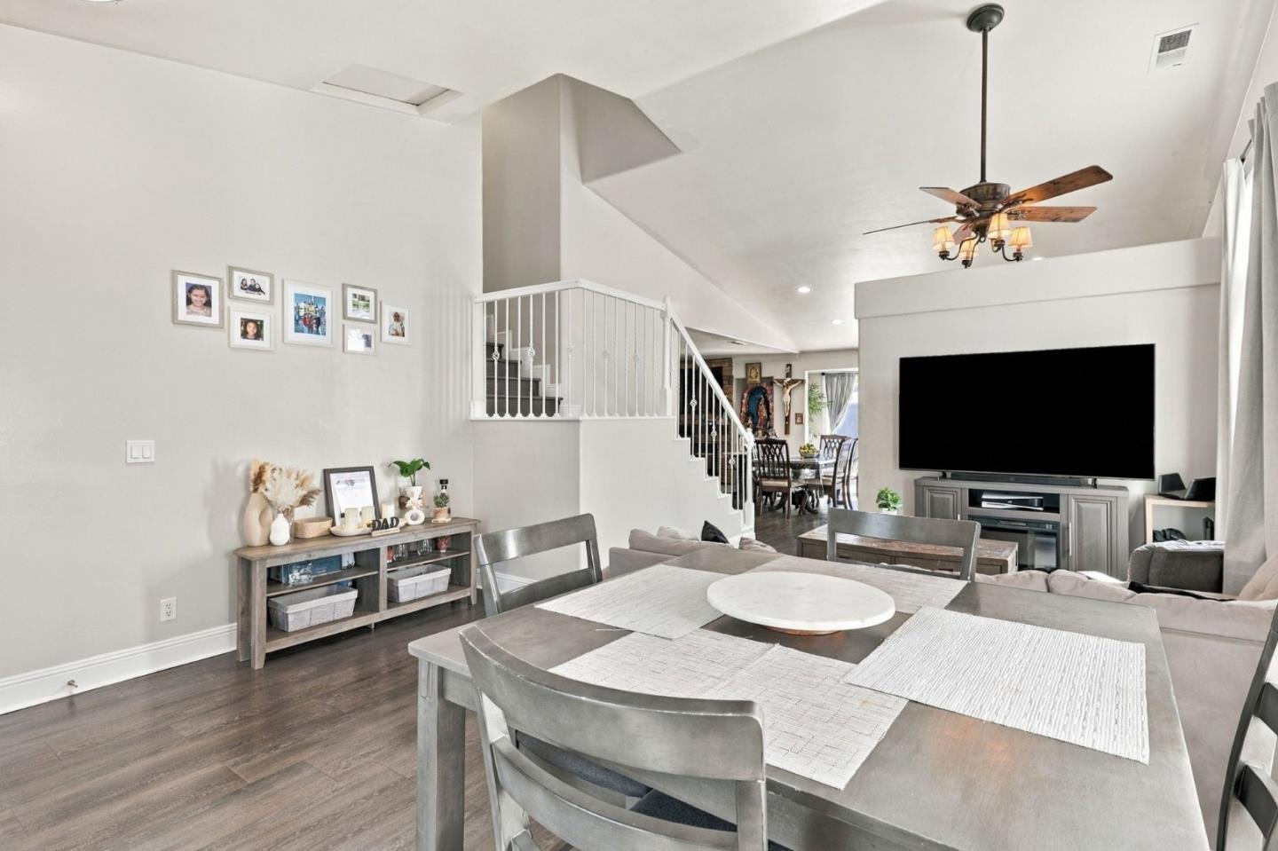 Nhà biệt lập 4PN Hollister, gần công viên, tiện mua sắm | 201 Le Chateau Drive, CA 95023 201 Le Chateau Drive, Hollister, CA 95023 - ảnh số 7 trong album nguồn