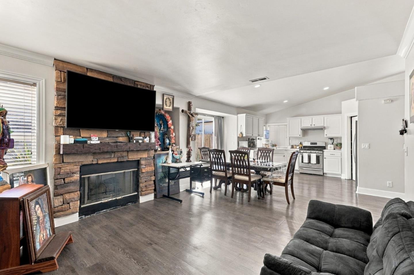 Nhà biệt lập 4PN Hollister, gần công viên, tiện mua sắm | 201 Le Chateau Drive, CA 95023 201 Le Chateau Drive, Hollister, CA 95023 - ảnh số 8 trong album nguồn