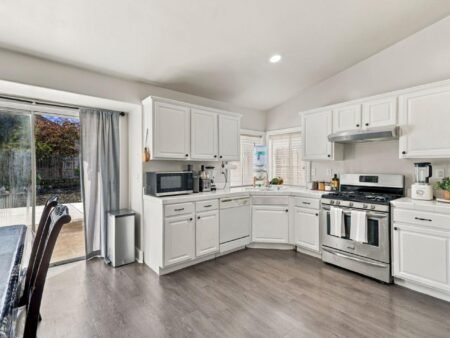 Nhà biệt lập 4PN Hollister, gần công viên, tiện mua sắm | 201 Le Chateau Drive, CA 95023 201 Le Chateau Drive, Hollister, CA 95023 - ảnh số 9 trong album nguồn
