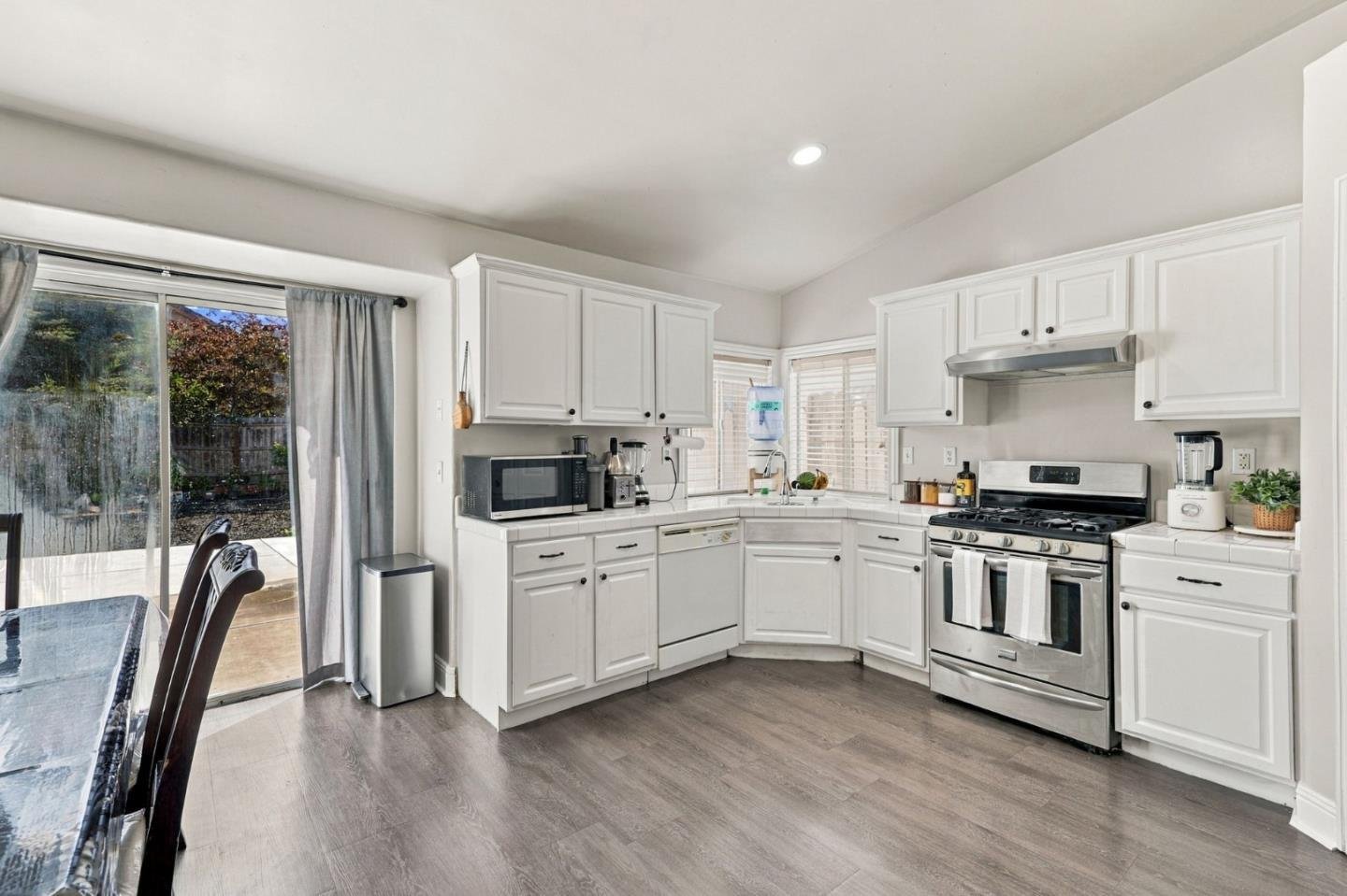 Nhà biệt lập 4PN Hollister, gần công viên, tiện mua sắm | 201 Le Chateau Drive, CA 95023 201 Le Chateau Drive, Hollister, CA 95023 - ảnh số 9 trong album nguồn