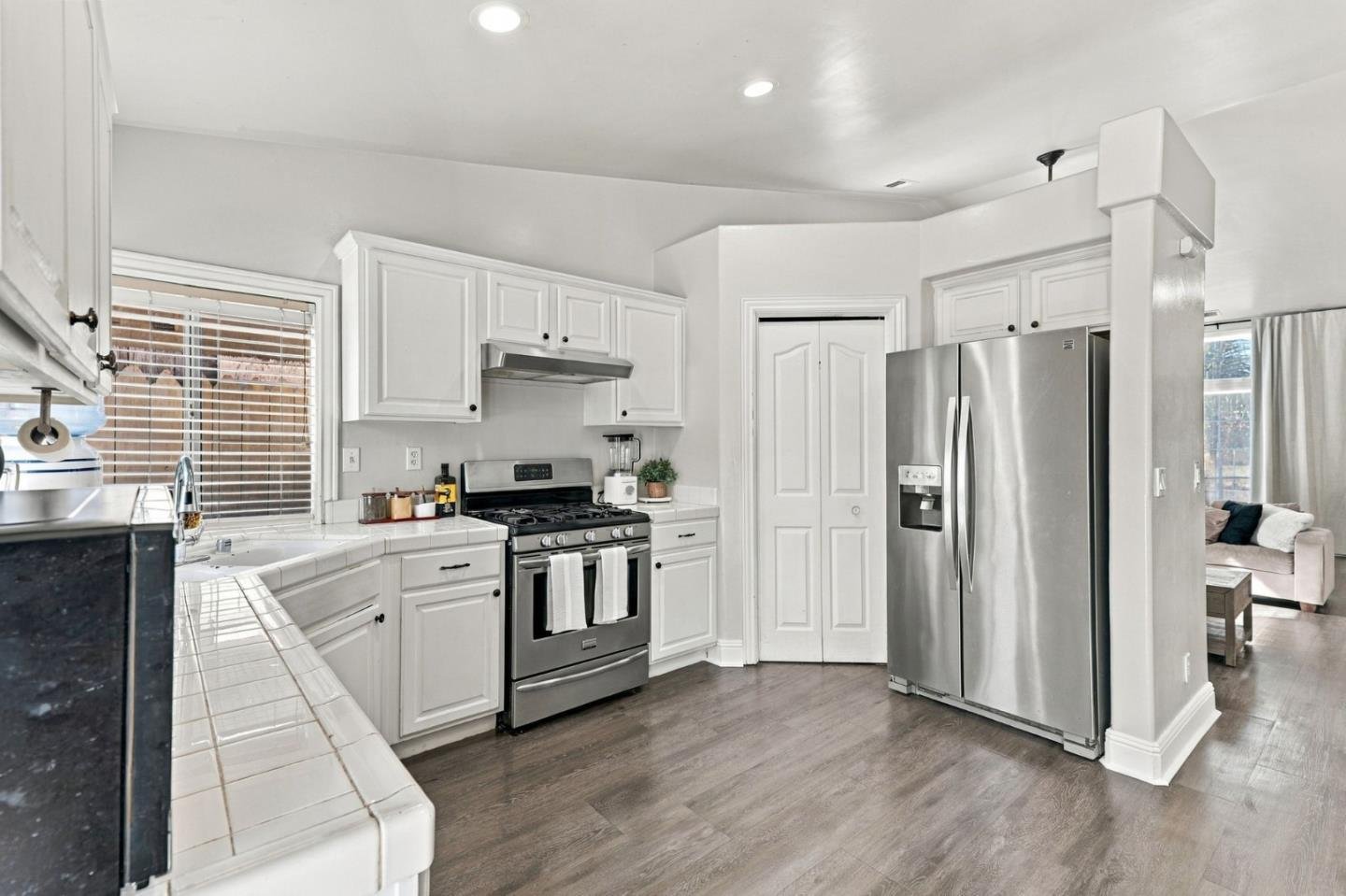Nhà biệt lập 4PN Hollister, gần công viên, tiện mua sắm | 201 Le Chateau Drive, CA 95023 201 Le Chateau Drive, Hollister, CA 95023 - ảnh số 10 trong album nguồn