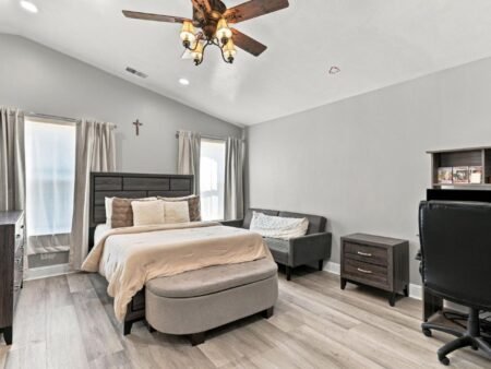 Nhà biệt lập 4PN Hollister, gần công viên, tiện mua sắm | 201 Le Chateau Drive, CA 95023 201 Le Chateau Drive, Hollister, CA 95023 - ảnh số 13 trong album nguồn