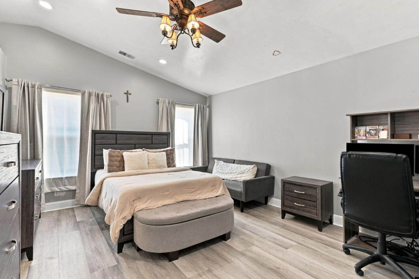 Nhà biệt lập 4PN Hollister, gần công viên, tiện mua sắm | 201 Le Chateau Drive, CA 95023 201 Le Chateau Drive, Hollister, CA 95023 - ảnh số 13 trong album nguồn
