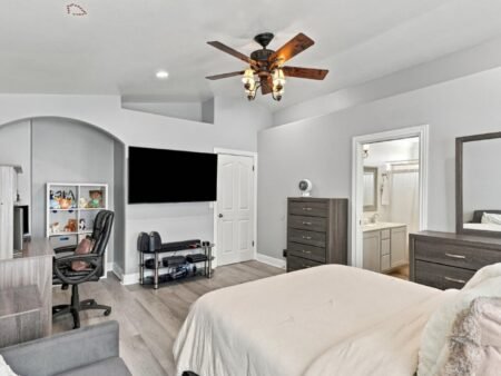 Nhà biệt lập 4PN Hollister, gần công viên, tiện mua sắm | 201 Le Chateau Drive, CA 95023 201 Le Chateau Drive, Hollister, CA 95023 - ảnh số 14 trong album nguồn