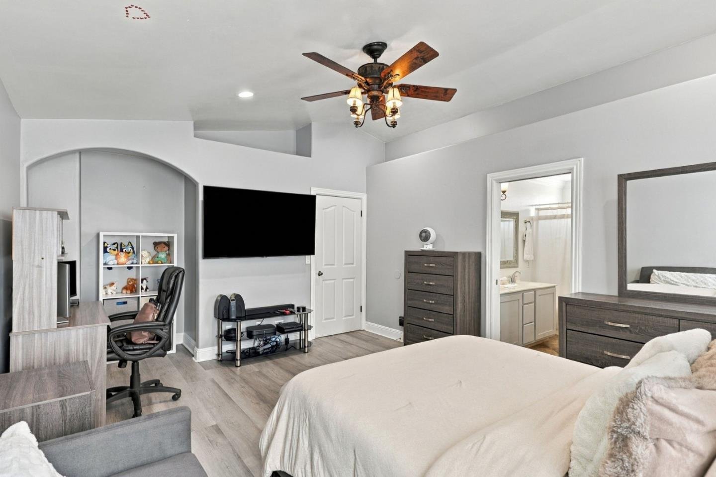 Nhà biệt lập 4PN Hollister, gần công viên, tiện mua sắm | 201 Le Chateau Drive, CA 95023 201 Le Chateau Drive, Hollister, CA 95023 - ảnh số 14 trong album nguồn