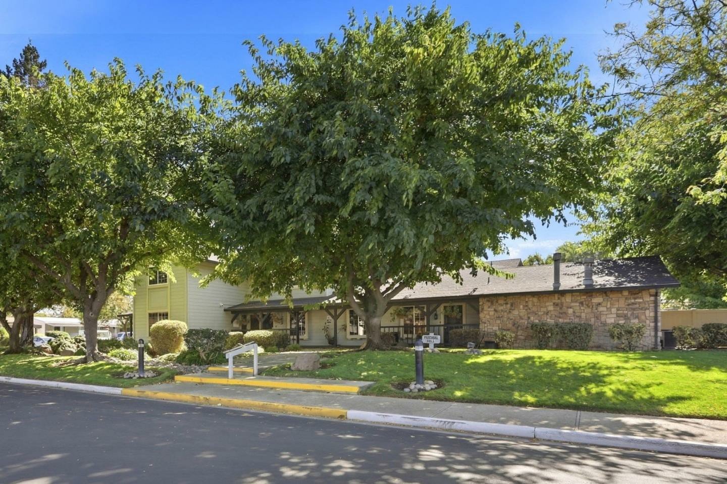 Nhà rộng 2PN Woodbridge 55+, gần Eastridge, đắc địa | 3040 Oakbridge Dr, CA 95121 Nhà rộng 2PN Woodbridge 55+, gần Eastridge, đắc địa | 3040 Oakbridge Dr, CA 95121