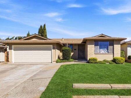 Nhà 4PN Berryessa đắc địa, hồ bơi, gần trường tốt | 1512 Queens Crossing Dr, San Jose, CA 95132
