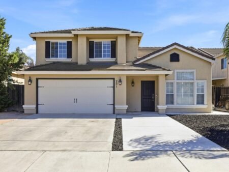 Nhà biệt lập 4PN Hollister, gần công viên, tiện mua sắm | 201 Le Chateau Drive, Hollister, CA 95023