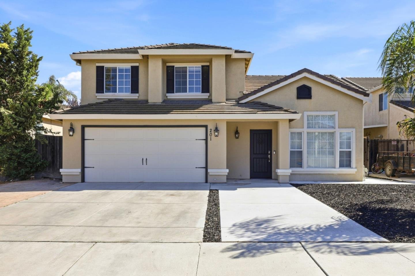 Nhà biệt lập 4PN Hollister, gần công viên, tiện mua sắm | 201 Le Chateau Drive, Hollister, CA 95023