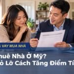 Người thuê nhà trao đổi hồ sơ tín dụng với chuyên viên vay mua nhà tại Mỹ.